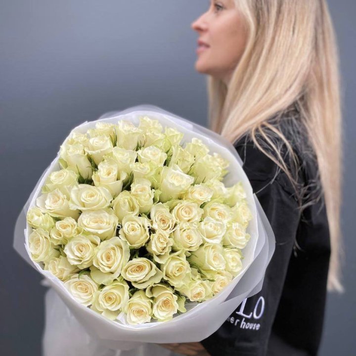 Воздушный букет из 51 белой кенийской розы в Чите