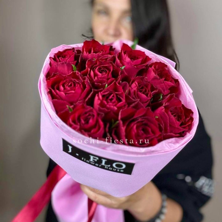 11 красных роз мадам ред в Чите