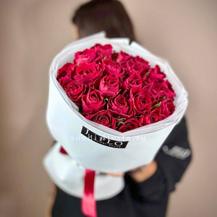 Букет красных роз мадам ред в Чите