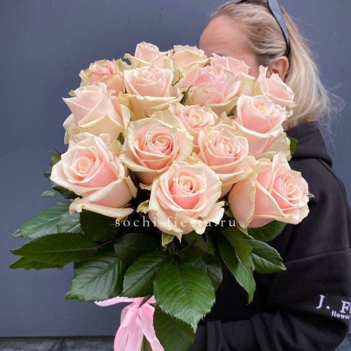 15  кремовых высоких роз в Чите