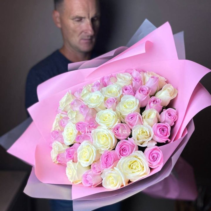 51 белых и розовых роз в Чите