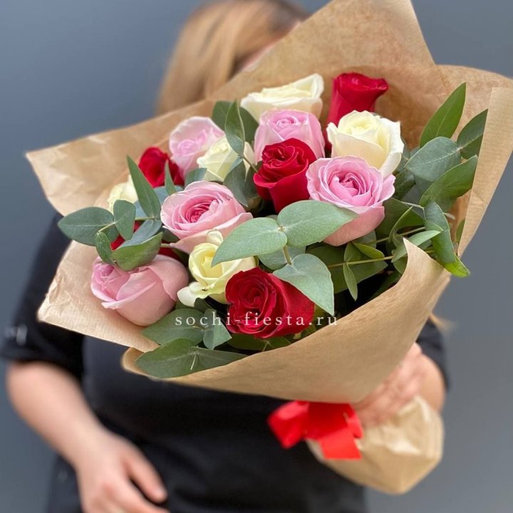 Букет из 15 роз с эвкалиптом в Чите