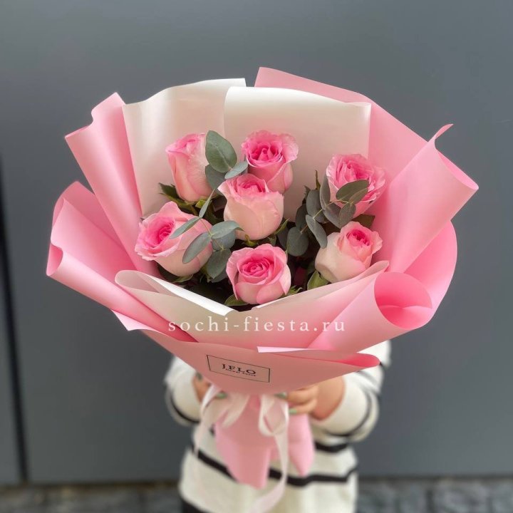 7 роз с эвкалиптом в Чите