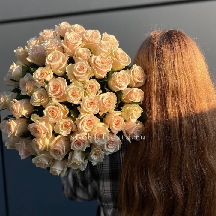 Охапка кремовых роз в Чите
