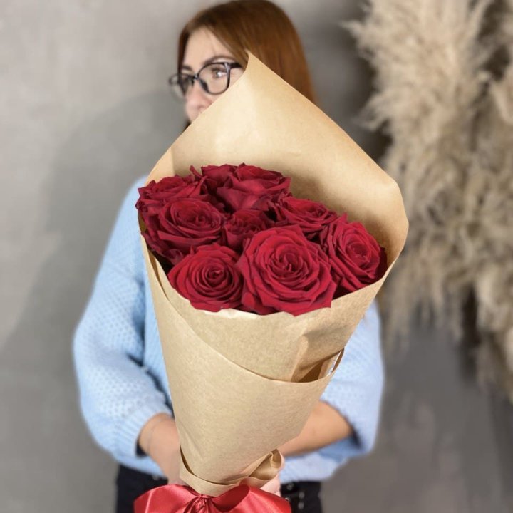 9 красных роз в крафте в Чите