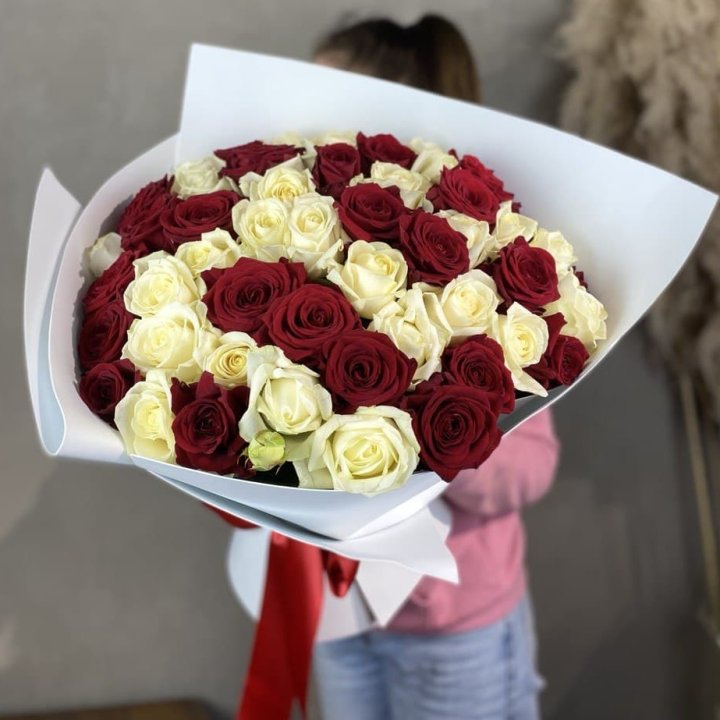 51 красная и белая роза в Чите