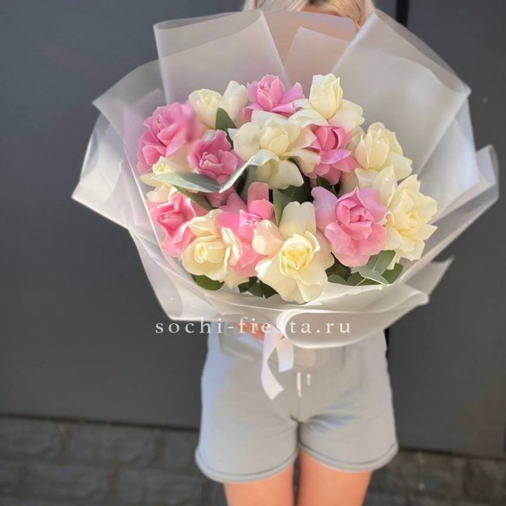15 бело-розовых роз в Чите