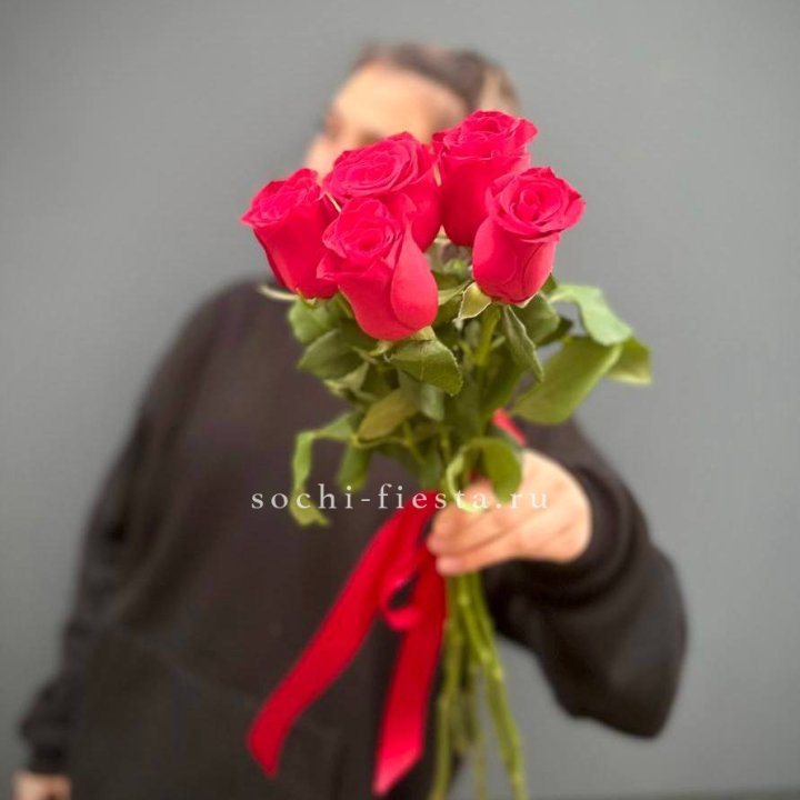 Букет 5 красных роз  в Чите