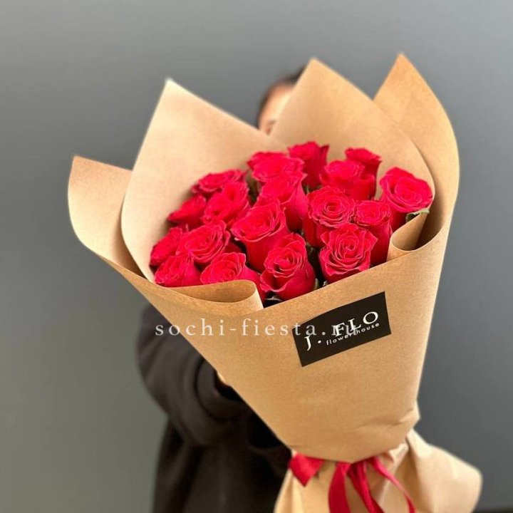 19 красных роз в крафте в Чите