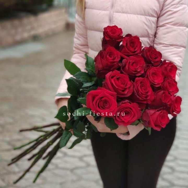 15 высоких красных роз в Чите