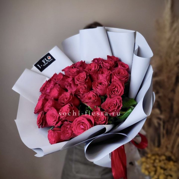 Красные розы 33 шт в Чите