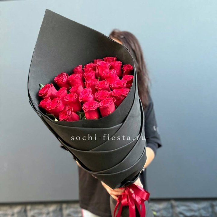 25 высоких красных роз в Чите