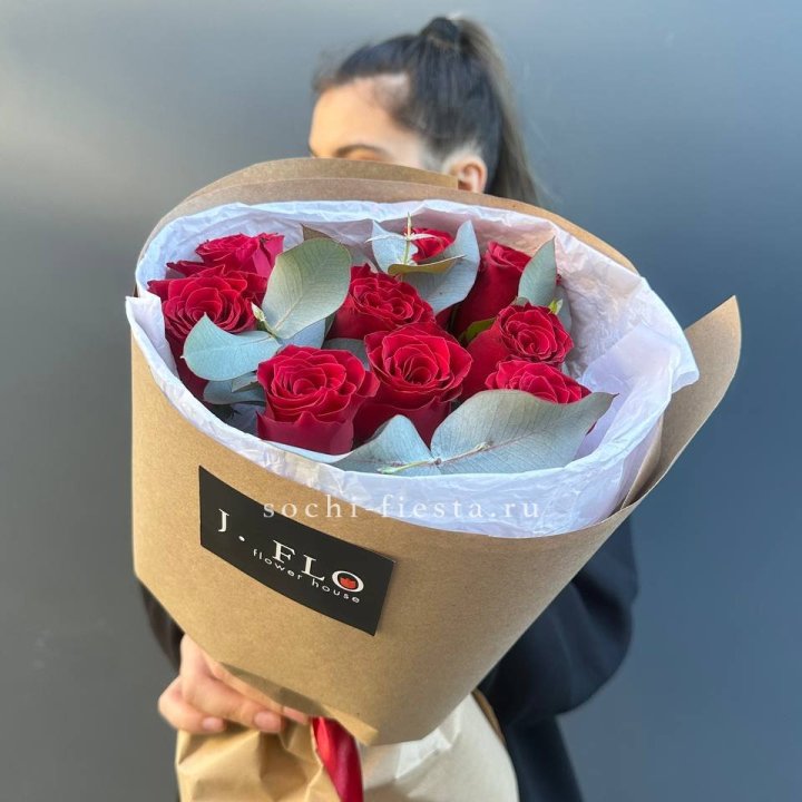 9 роз с эвкалиптом в Чите