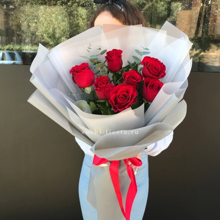 7 красных роз с эвкалиптом  в Чите