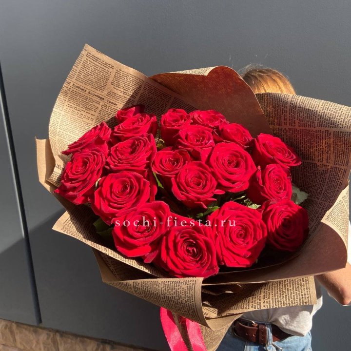 19 красных роз Леди Крафт в Чите