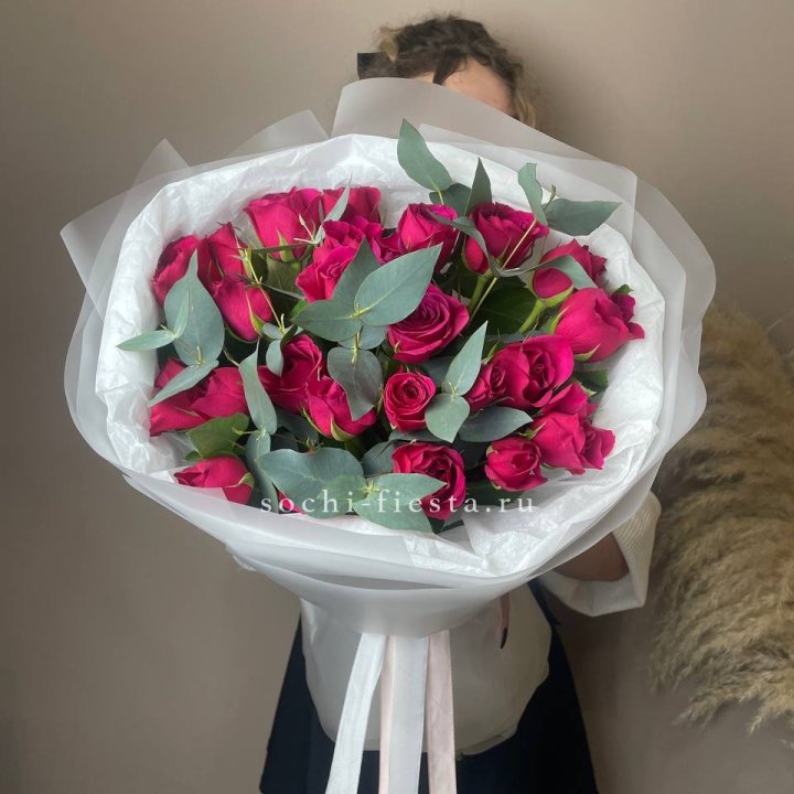 25 малиновых роз с эвкалиптом в Чите