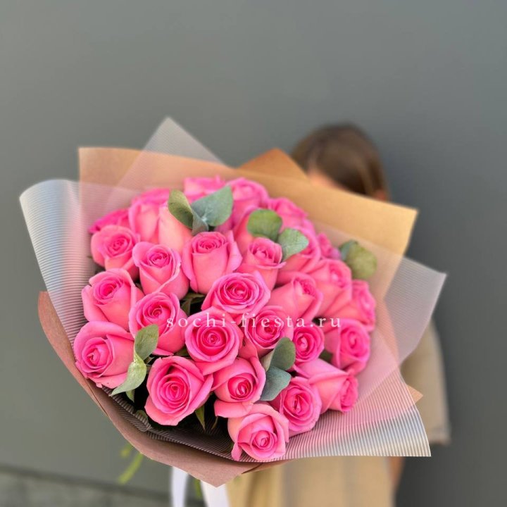 31 розовая роза с эвкалиптом в Чите