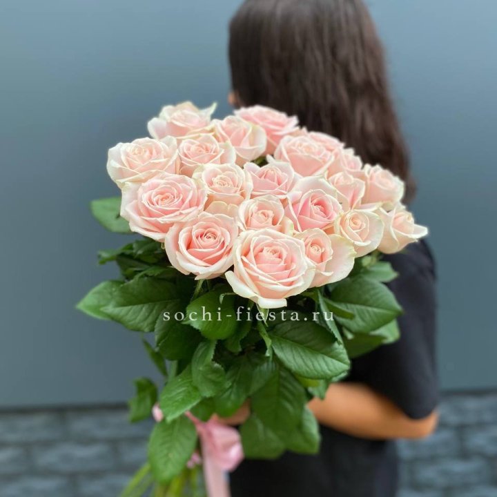 Высокие розовые розы в Чите