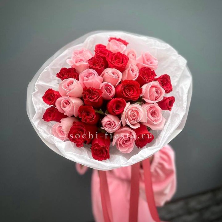 Букет красных и розовых 35 роз в Чите