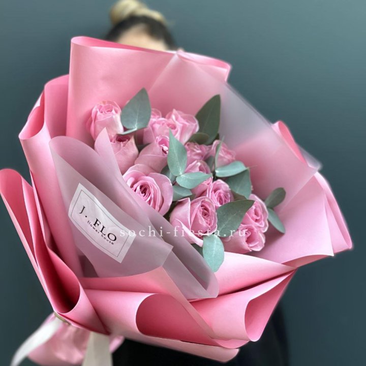 15 Розовых роз с эвкалиптом в Чите