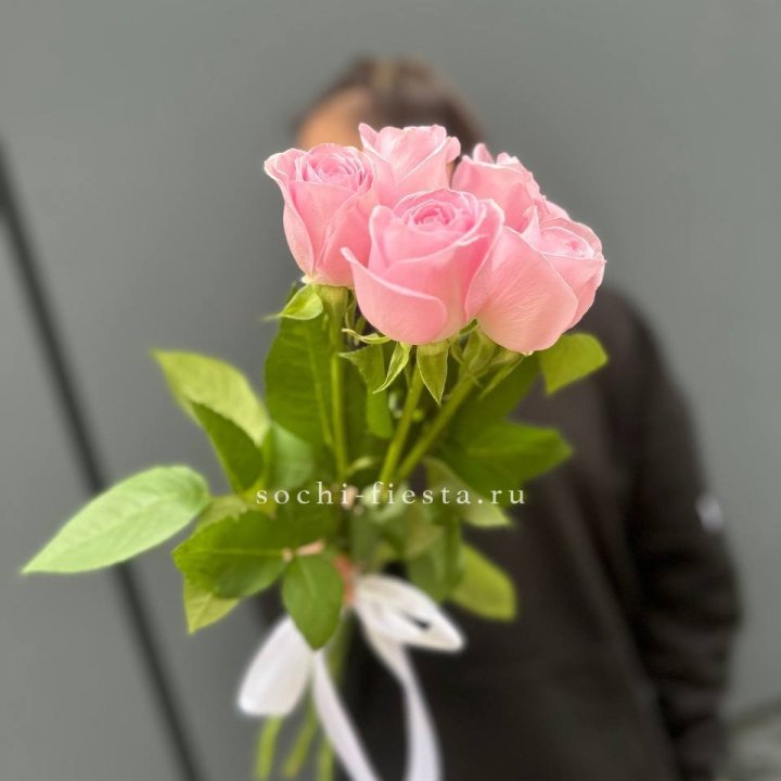 Букет 5 розовых роз  в Чите