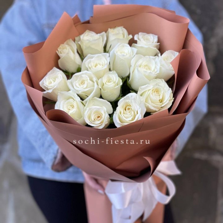 15 белых роз сиена в Чите