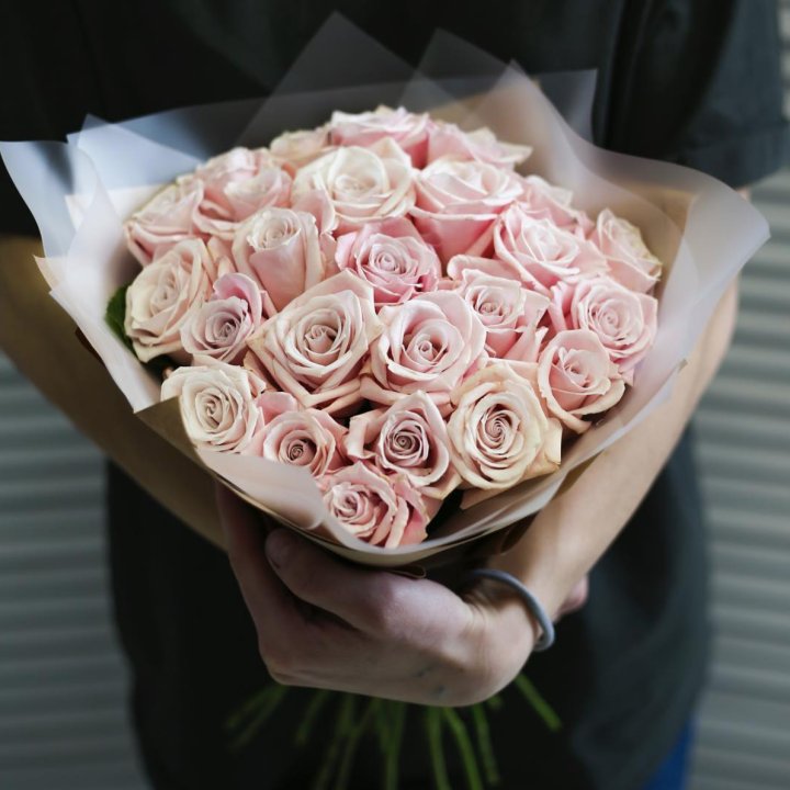 27 кремовых роз в Чите