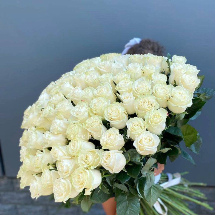 101 белая высокая роза в Чите
