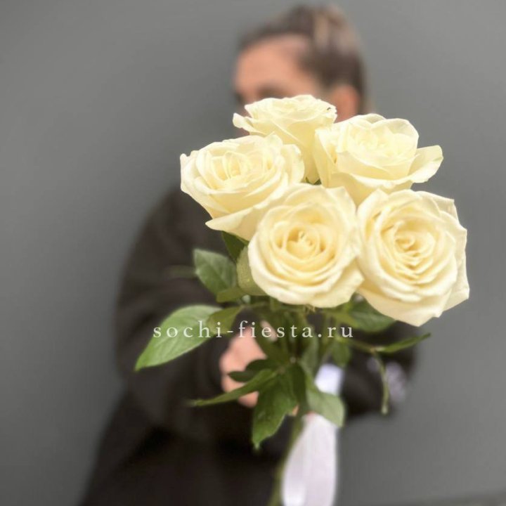 Букет 5 белых роз  в Чите