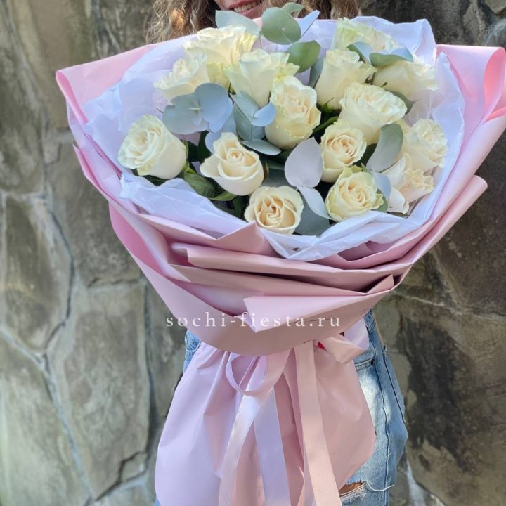 Белые розы в авторском оформлении в Чите