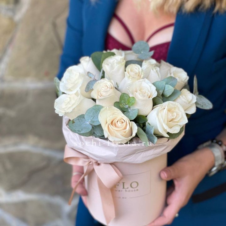 Цилиндр из белых роз в Чите