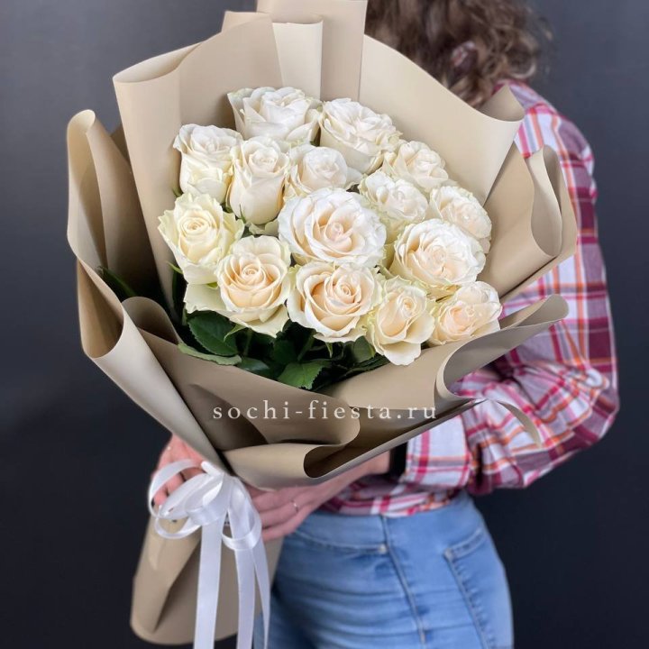 15 белых роз кофе в Чите