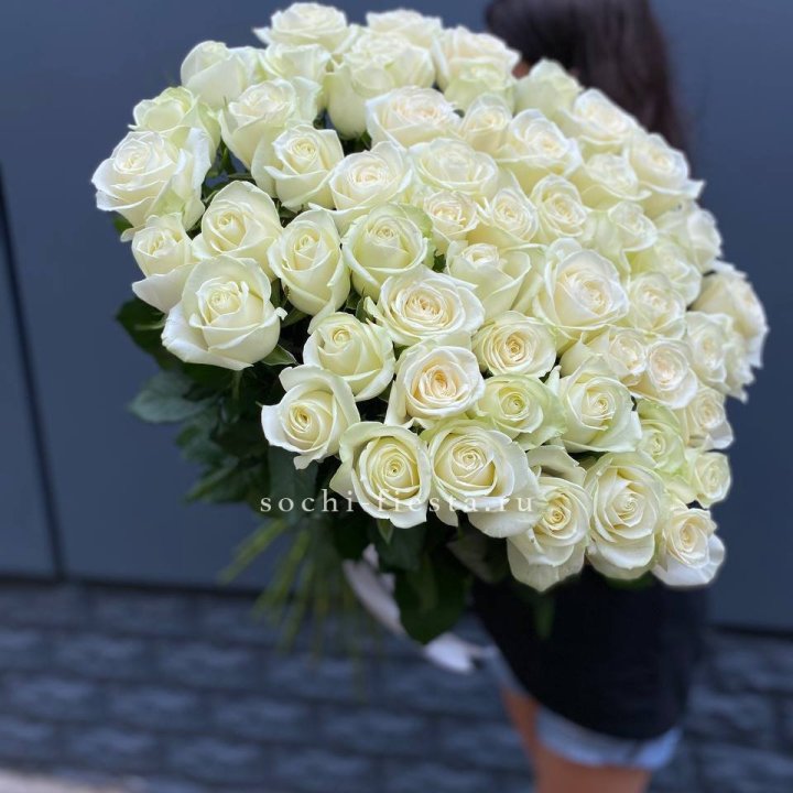 51 белоснежная высокая роза в Чите