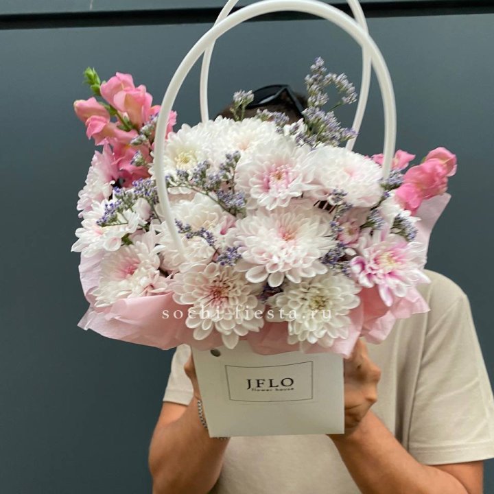 Сумочка из стойких цветов  в Чите