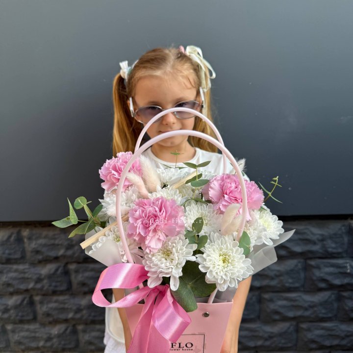 Сумочка из стойких хризантем и диантуса в Чите