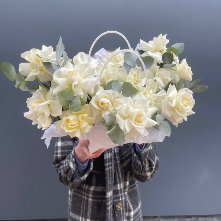 15 белых роз в сумочке в Чите