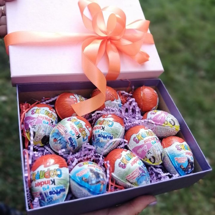 Коробка с киндерами в Чите