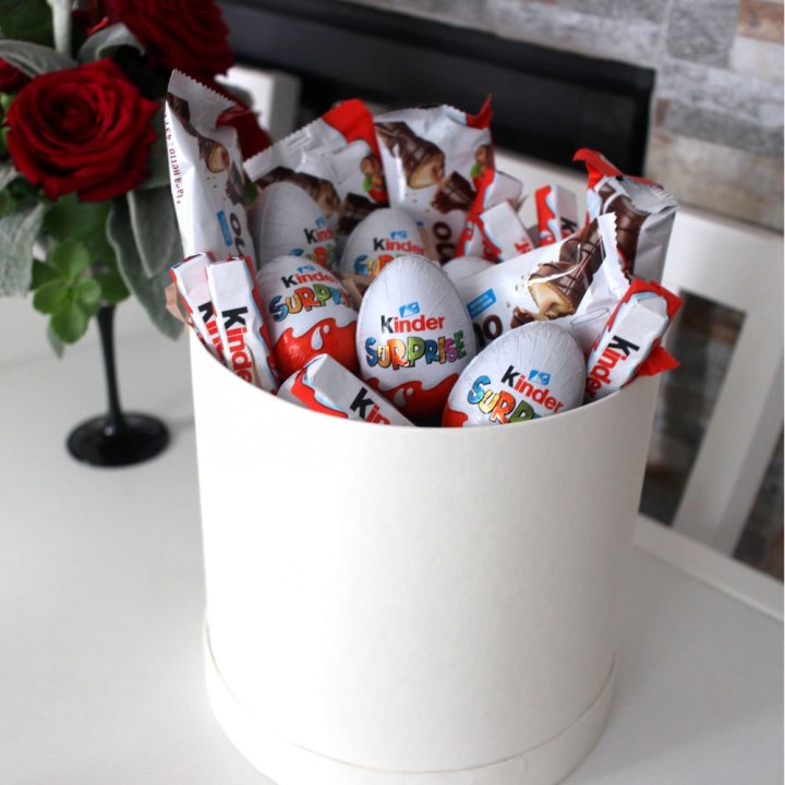 Коробка с киндерами  в Чите