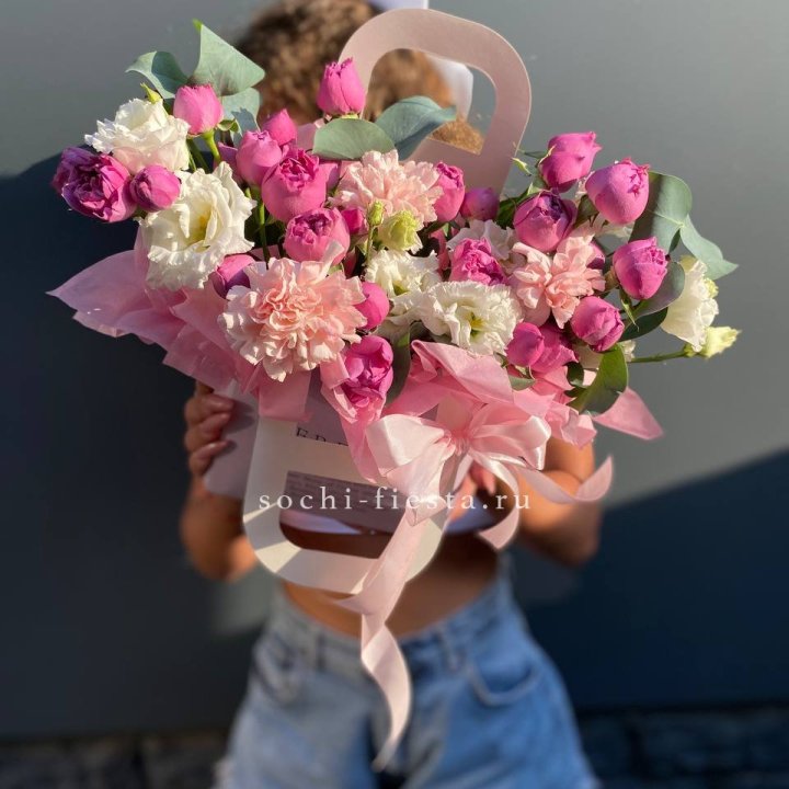 Сумочка с кустовой розой и диантусами в Чите