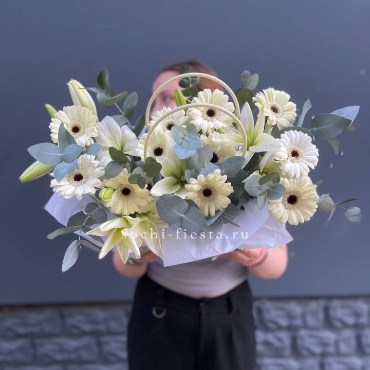 Сумочка лилии и герберы в Чите